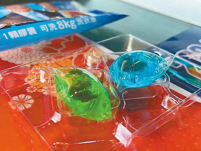 彰化县二林镇多名长者将洗衣球选举小物当糖果吃下肚，送医抢救。（孙英哲摄）